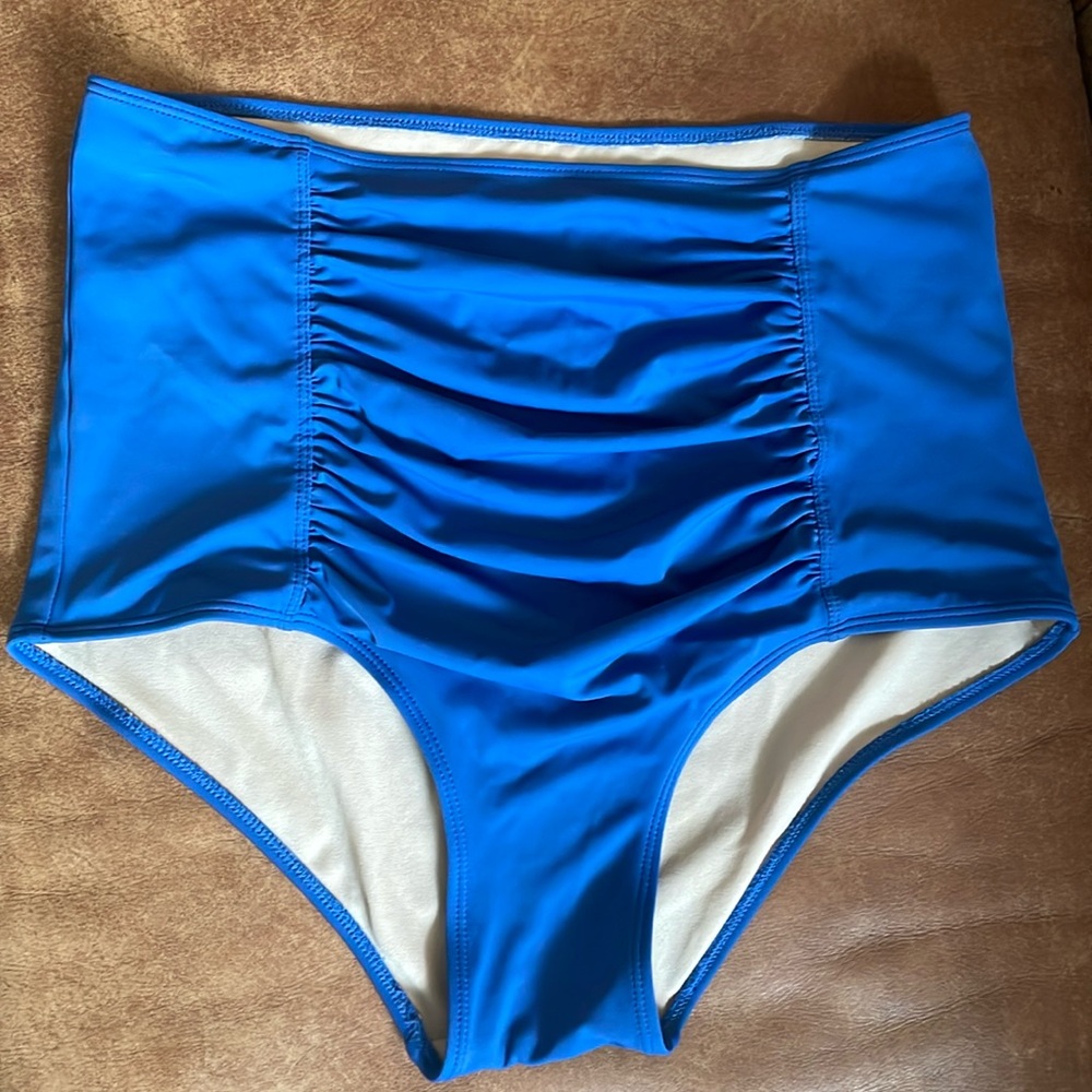 Kortni Jeane med blue swim bottoms